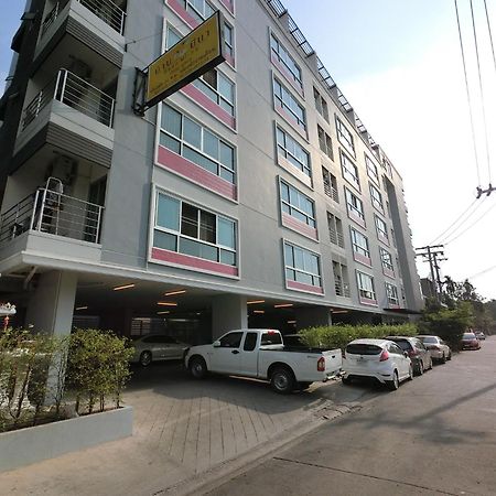 Baan Mina Aparthotel Bangkok Exterior photo
